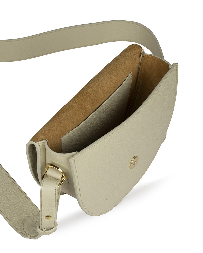 Imagen interior del bolso de piel con grano tipo saddle bag color beige Leandra. Bolsos beige de piel made in Spain Leandra