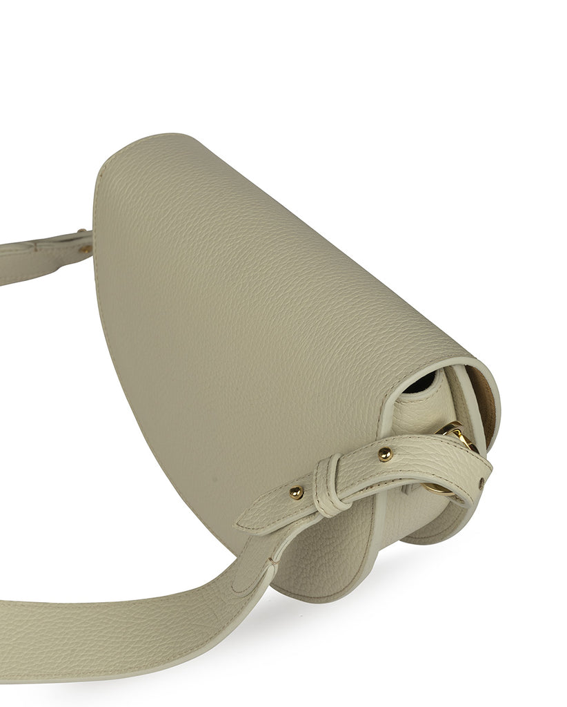 Imagen lateral de bolso de piel tipo saddle bag de piel con grano color beige Leandra. Bolsos made in Spain Leandra