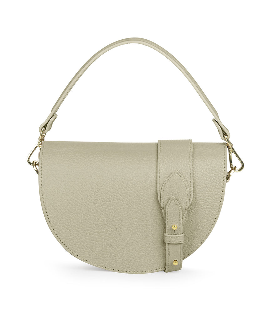 Imagen trasera de bolso de piel tipo saddle bag con grano color crema Leandra. Bolsos beige de piel made in Spain Leandra
