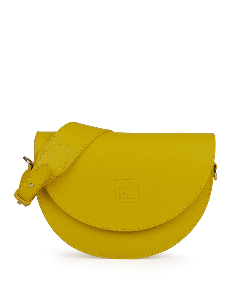 Imagen frontal de bolso tipo Saddle bag piel con grano amarillo tono mostaza Leandra. Bolsos made in Spain Leandra