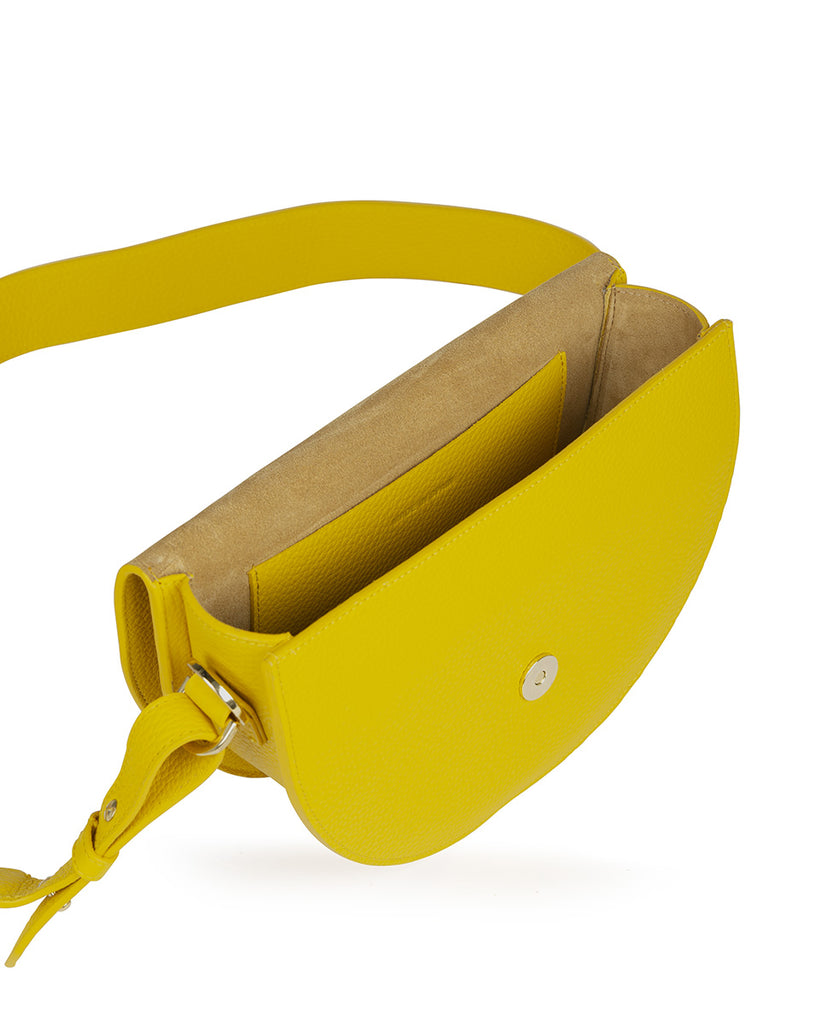 Interior de bolso de piel Saddle bag de piel grano color amarillo mostaza Leandra