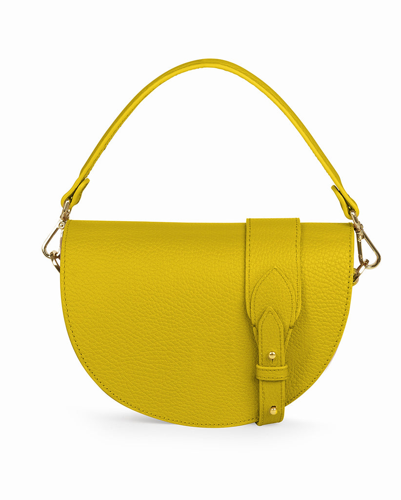 Imagen trasera de bolso tipo Saddle bag de piel con  grano amarillo mostaza Leandra. Bolso de piel made in Spain Leandra