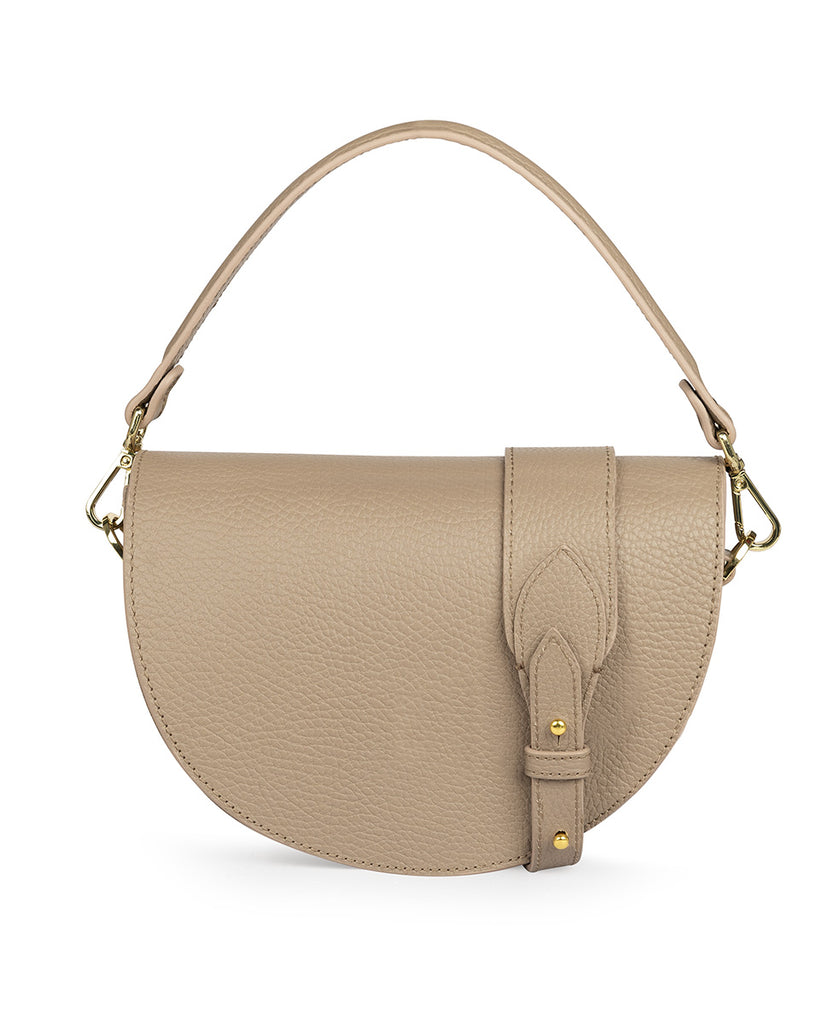 Imagen trasera de bolso tipo Saddle bag de piel con grano color taupé Leandra. Bolso de piel made in Spain Leandra