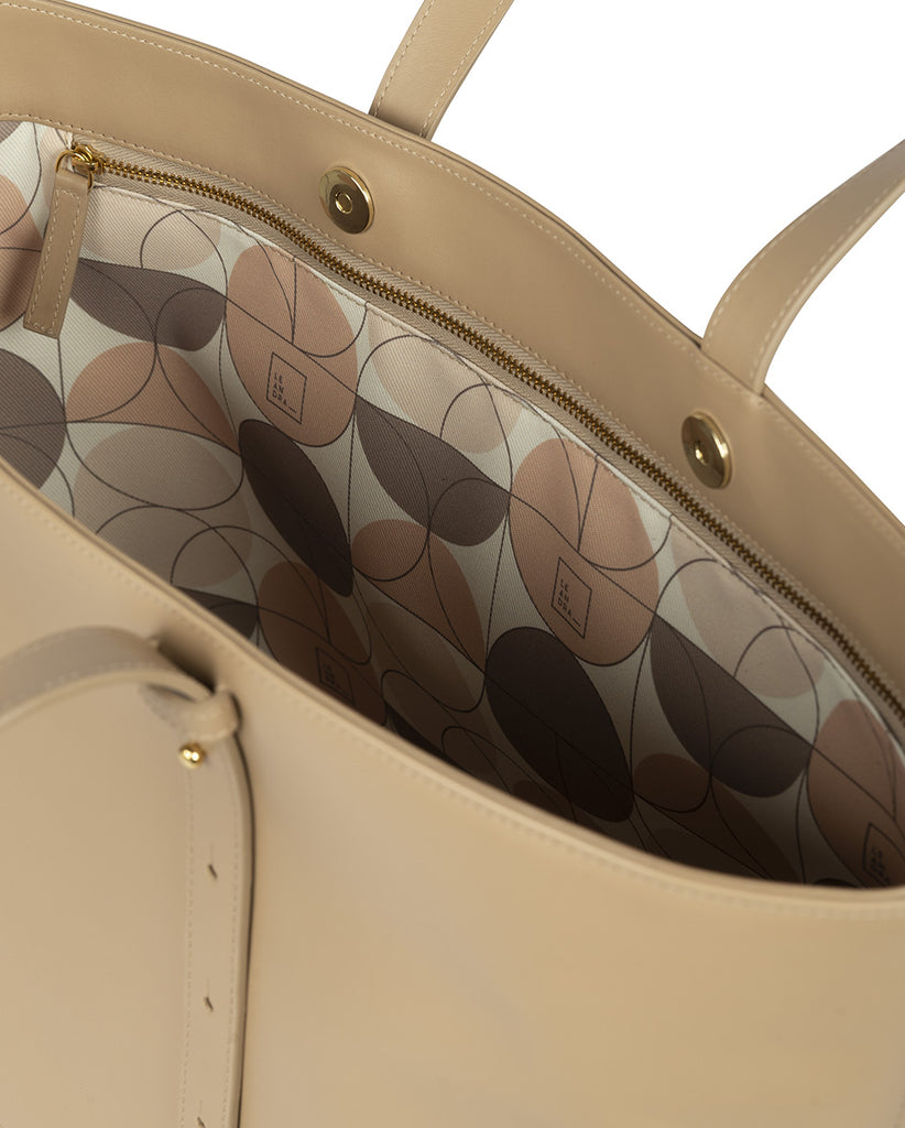 Imagen de interior de bolso shopping bag de piel de color beige Leandra. Bolso de piel made in Spain Leandra