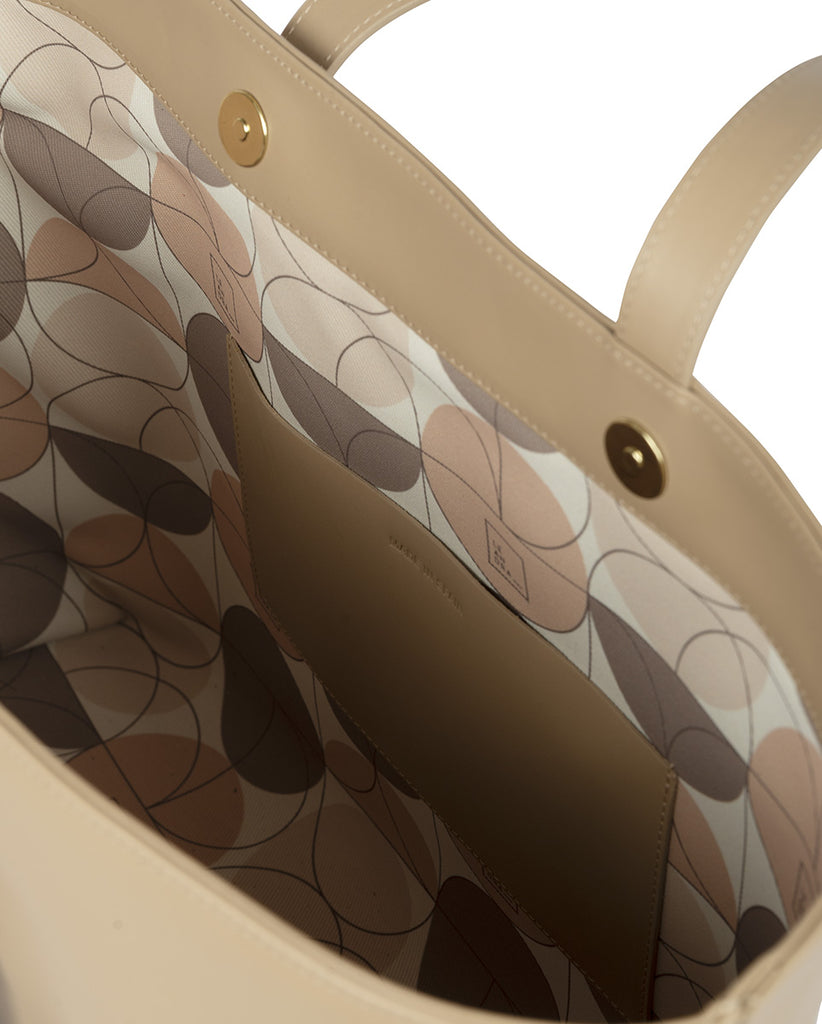 Imagen interior de bolso shopping bag piel de color beige Leandra. Bolso de piel made in Spain Leandra