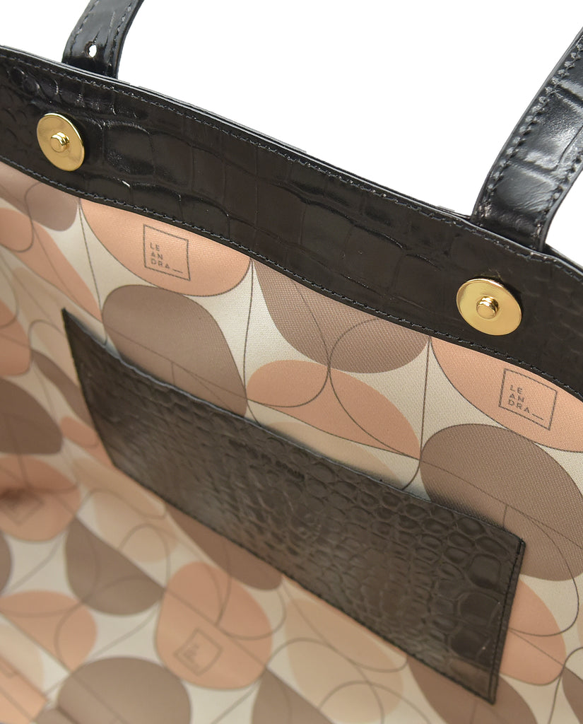 Imagen de bolsillo interior de bolso de piel tipo shopping bag de piel grabada en coco negro Leandra fabricada en España
