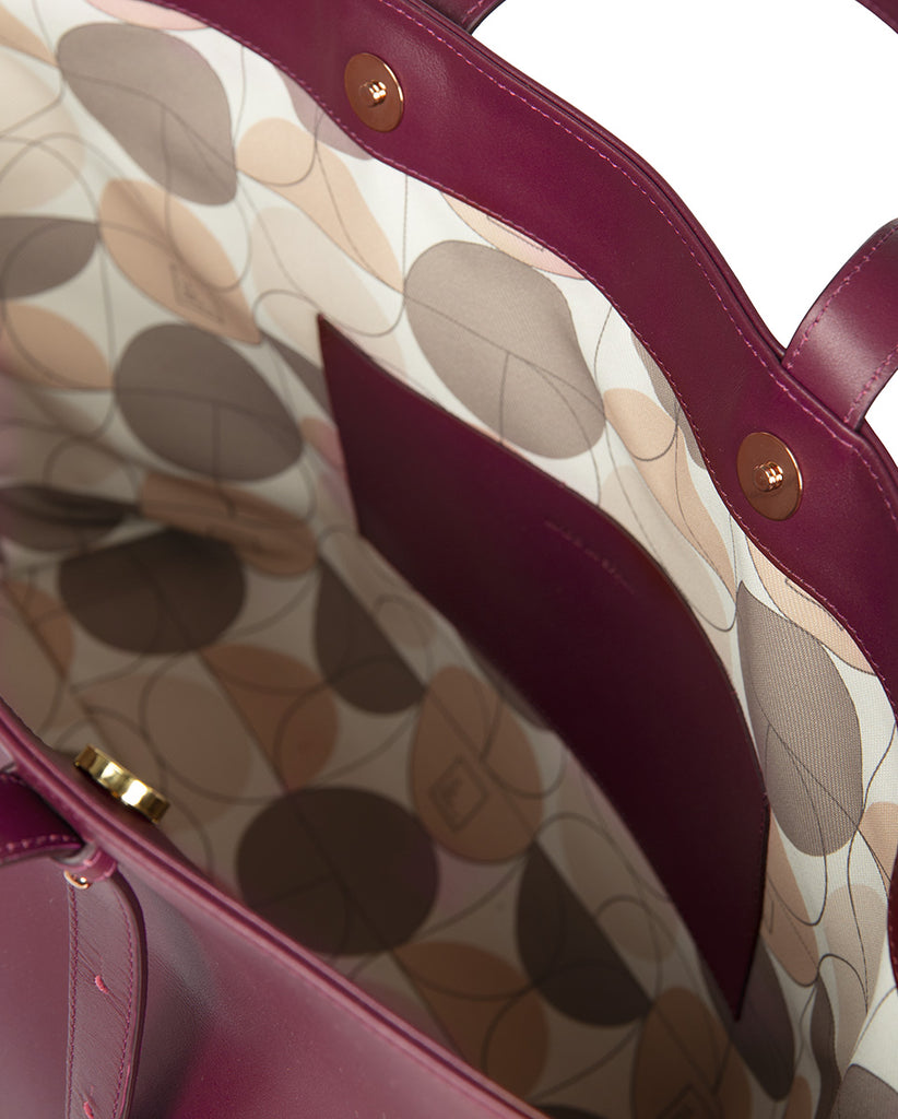 Imagen interior de bolso tipo shopping bag de piel de color burdeos Leandra. Bolsos de piel made in Spain Leandra