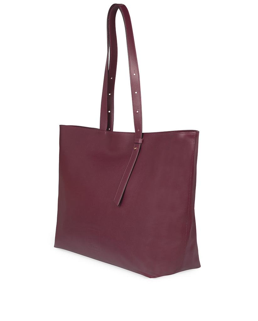 Imagen lateral de bolso shopping bag de piel de color burdeos Leandra. Bolsos de piel made in Spain Leandra