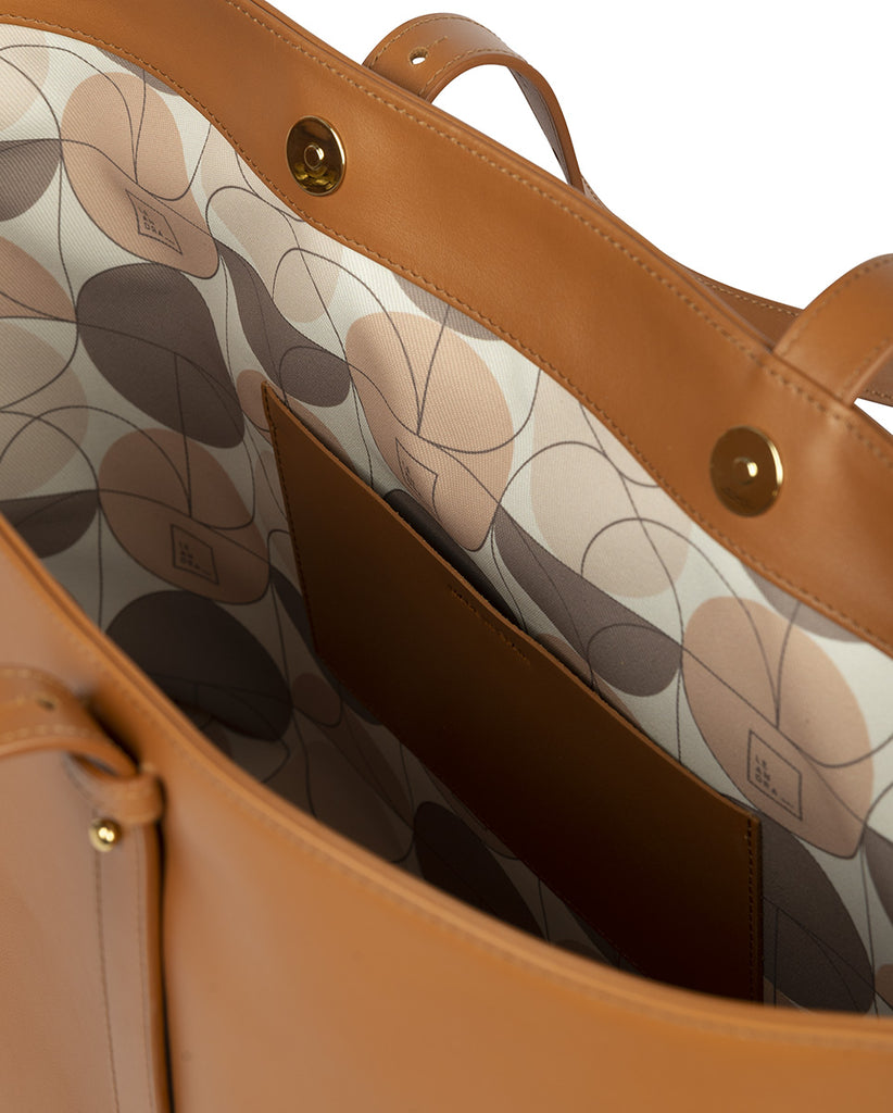 Imagen interior de bolso tipo shopping bag de piel camel Leandra. Bolso de piel made in Spain Leandra a la venta en leandrabrand.com