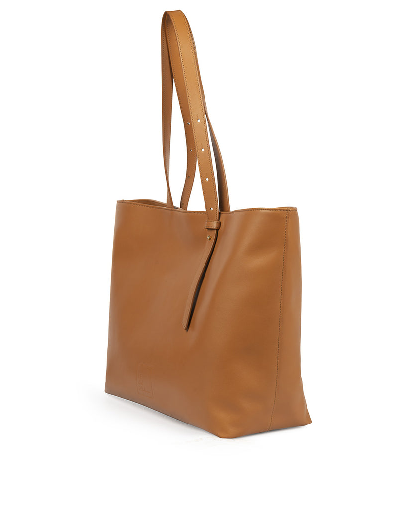 Imagen lateral de bolso tipo shopping bag de piel camel Leandra. Bolso de piel made in Spain Leandra