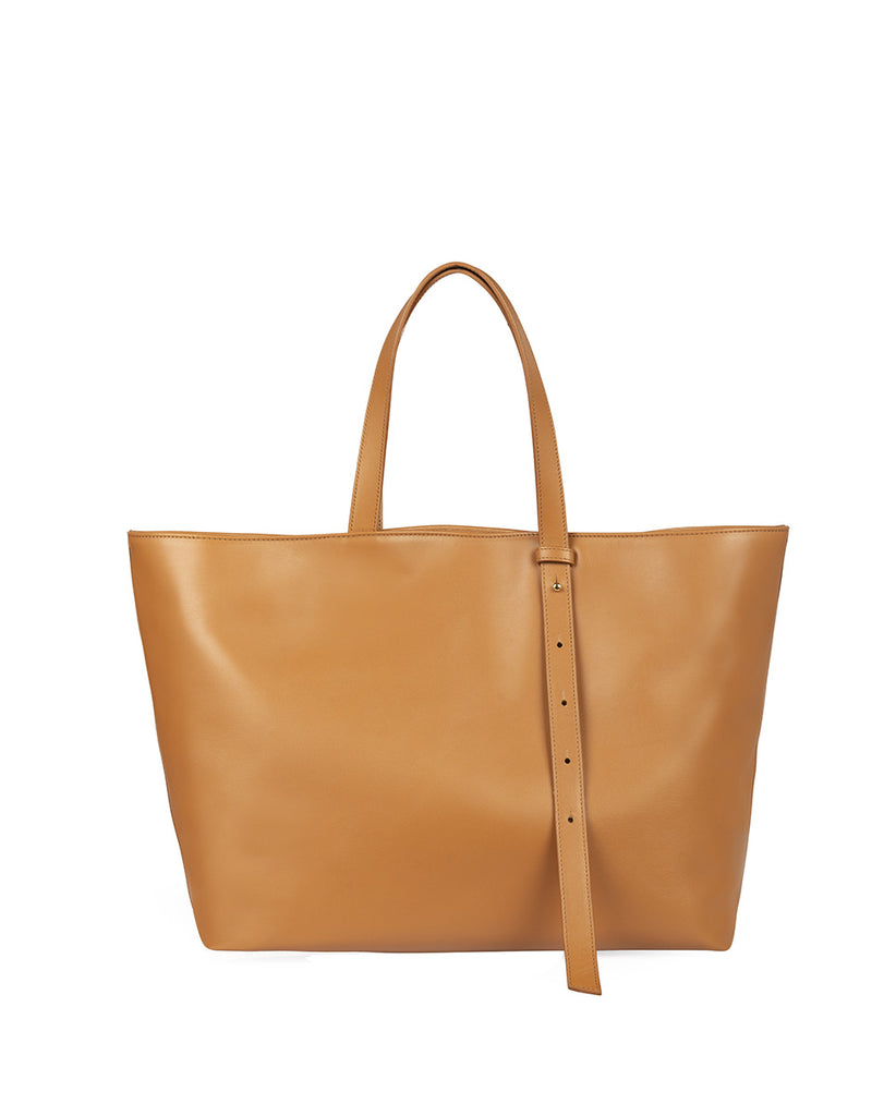 Imagen trasera de bolso shopping bag de piel camel Leandra. Bolso de piel made in Spain Leandra