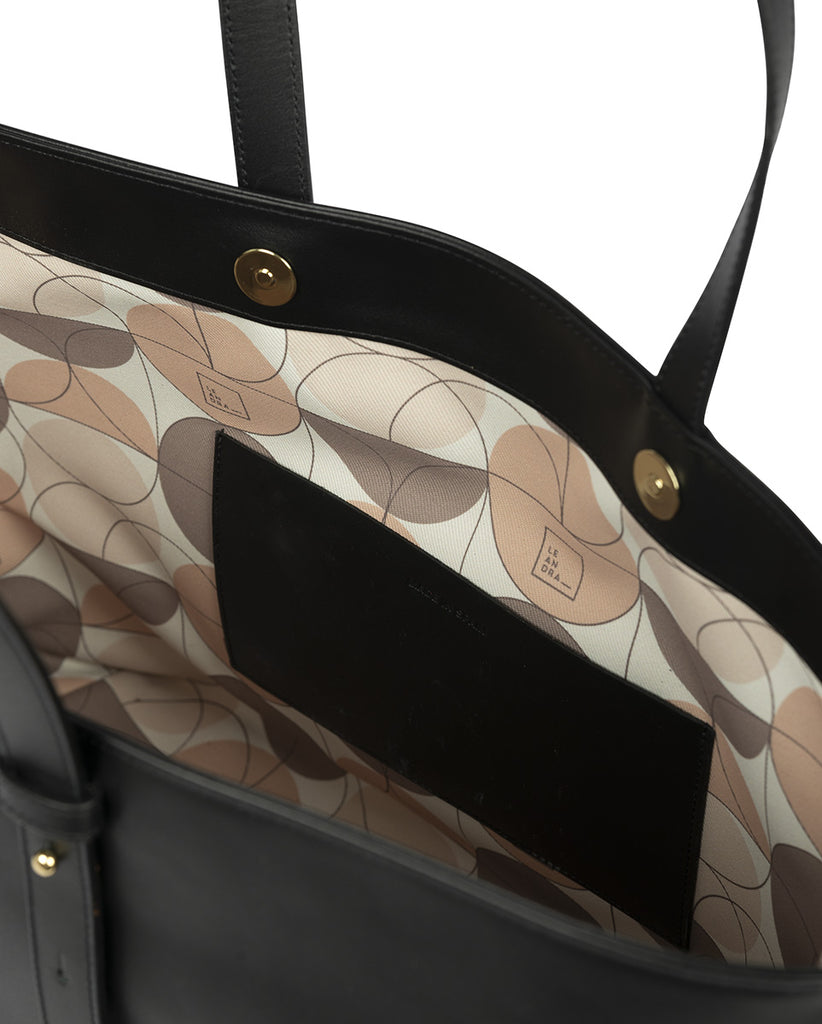 Imagen Interior de bolso tipo shopping bag de piel en color negro Leandra. Bolso de piel made in Spain Leandra
