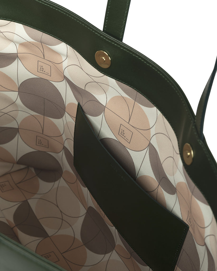 Imagen interior de bolso tipo shopping bag piel de color verde Leandra. Bolsos de piel made in Spain Leandra