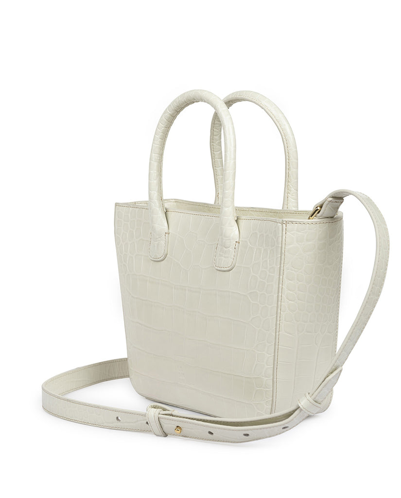 Imagen lateral de bolso tipo trapecio de piel grabada en coco blanco roto Leandra. Bolso blanco de piel  made in Spain Leandra