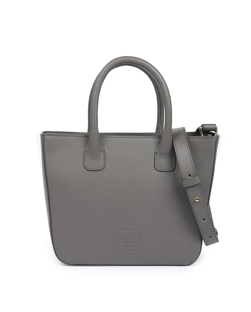 Imagen frontal doble asa de bolso de mano con asa bandolera color gris. Bolso trapecio fabricado en España Leandra
