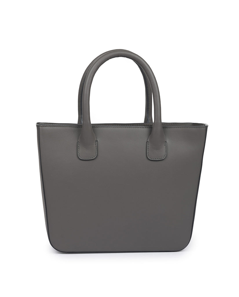 Imagen interior sin asas de bolso de mujer tipo trapecio de piel Leandra en color gris fabricado en España.