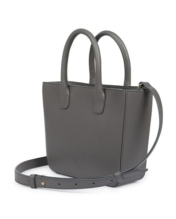Imagen frontal de bolso tipo trapecio Leandra color gris. Bolso de piel made in Spain Leandra