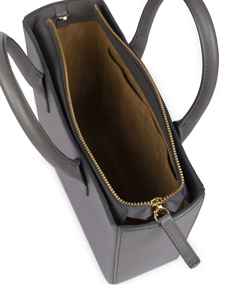 Imagen interior de bolso de mujer de piel Leandra tipo trapecio gris. Bolso de piel Leandra made in Spain