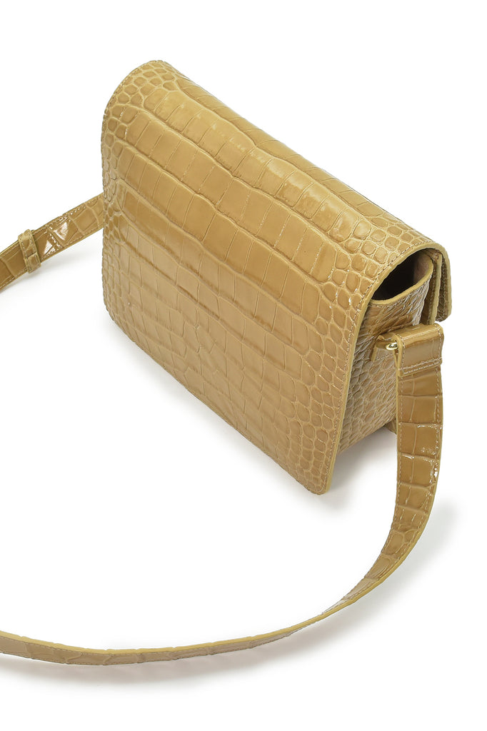 Bandolera rectangular con solapa de piel grabada en coco beige Leandra fabricada en España