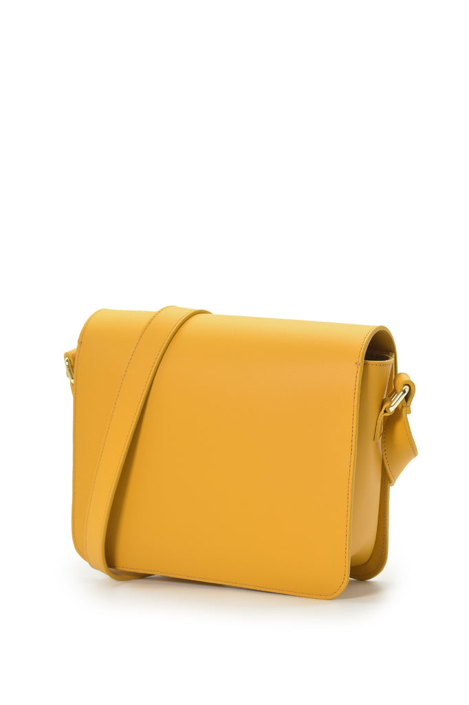 Bandolera rectangular con solapa de piel color mostaza Leandra fabricada en Ubrique
