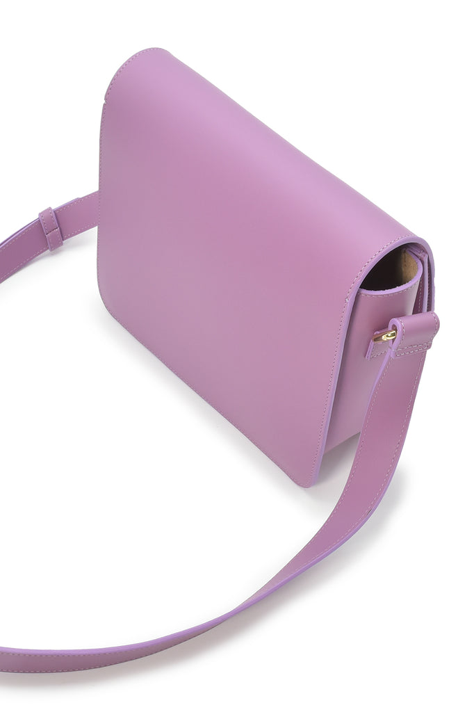 Bandolera  de mujer rectangular con solapa de piel color malva Leandra fabricado en España