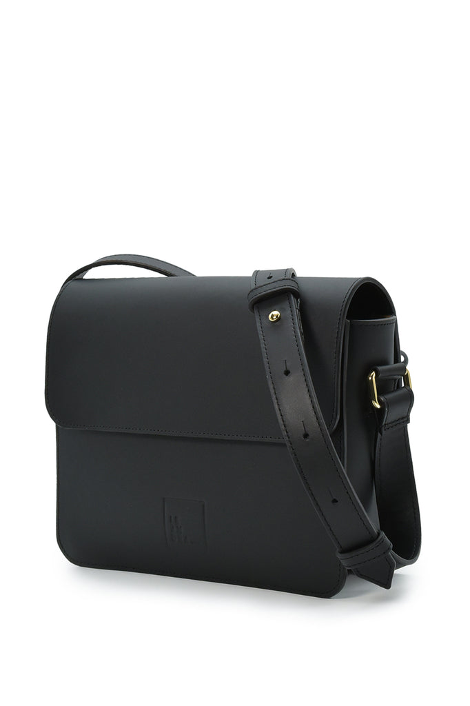 Bandolera rectangular con solapa de piel color negro Leandra frontal