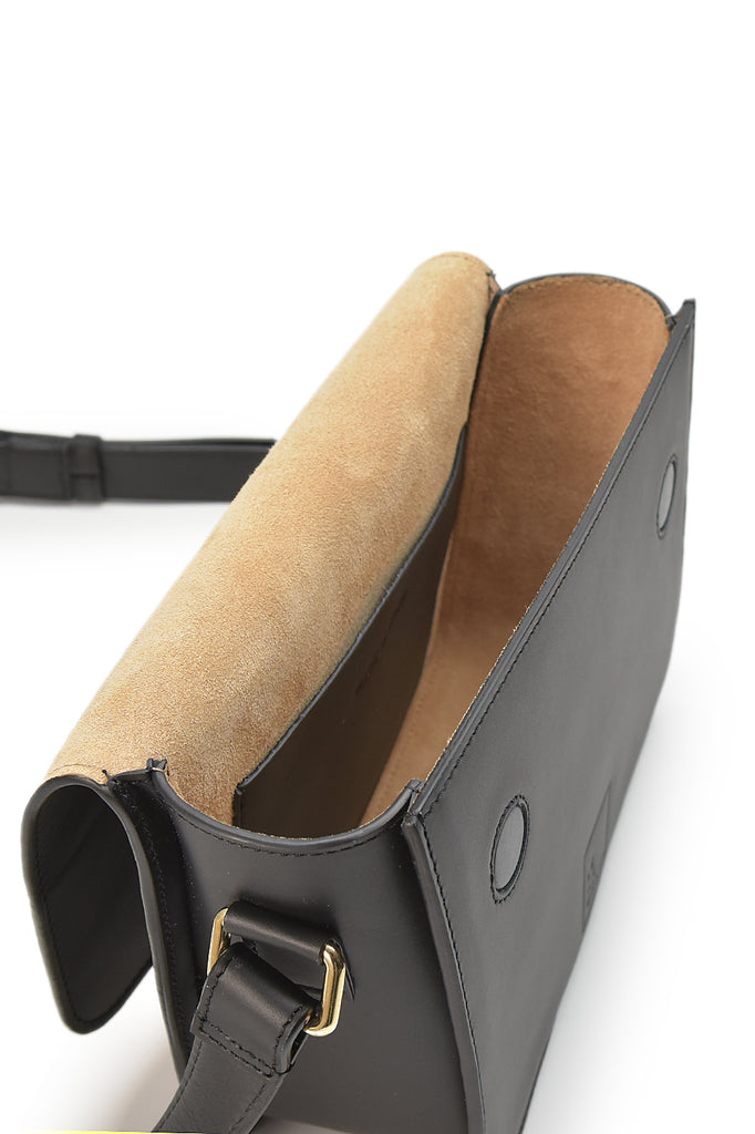 Interior bandolera de piel rectangular con solapa negra Leandra