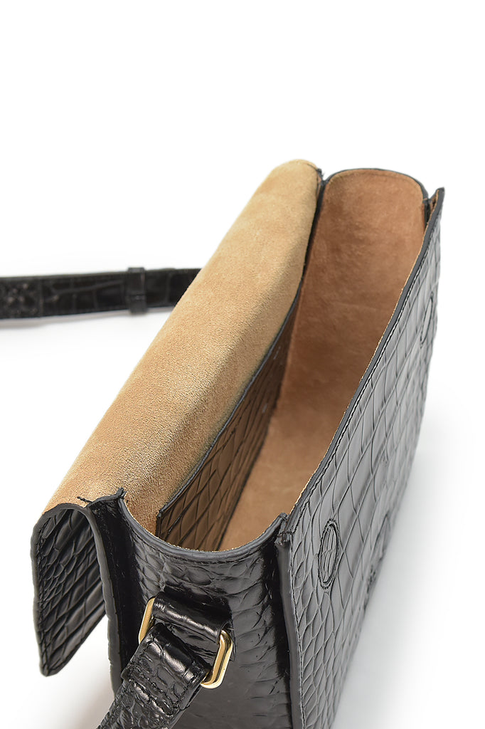 Interior bandolera rectangular con solapa de piel grabada en coco negro Leandra made in Spain