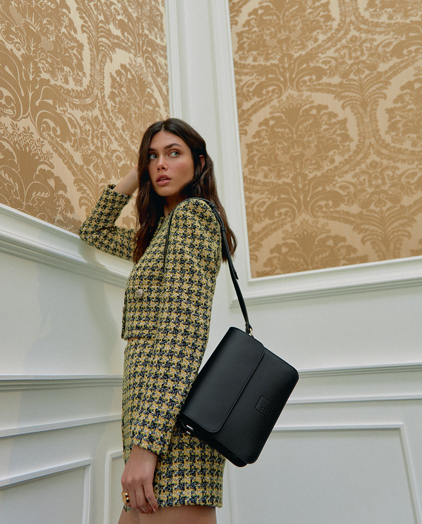 Bandolera de piel rectangular con solapa negra Leandra