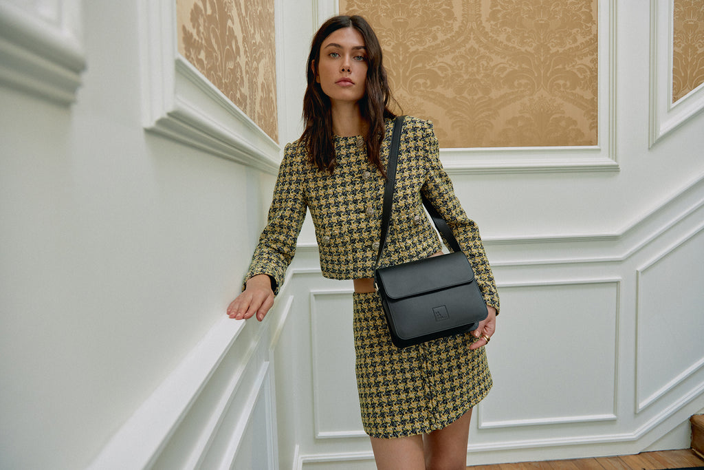 Bandolera Leandra rectangular con solapa de piel color negro made in Spain