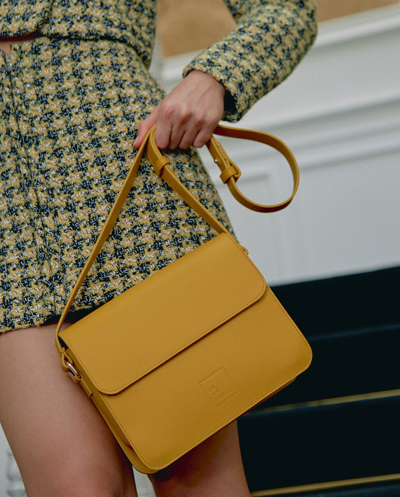 Bandolera rectangular con solapa de piel color amarillo mostaza Leandra.