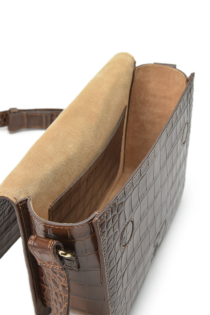 Interior de bolso tipo bandolera con solapa rectangular de piel grabada en coco marrón Leandra made in Spain