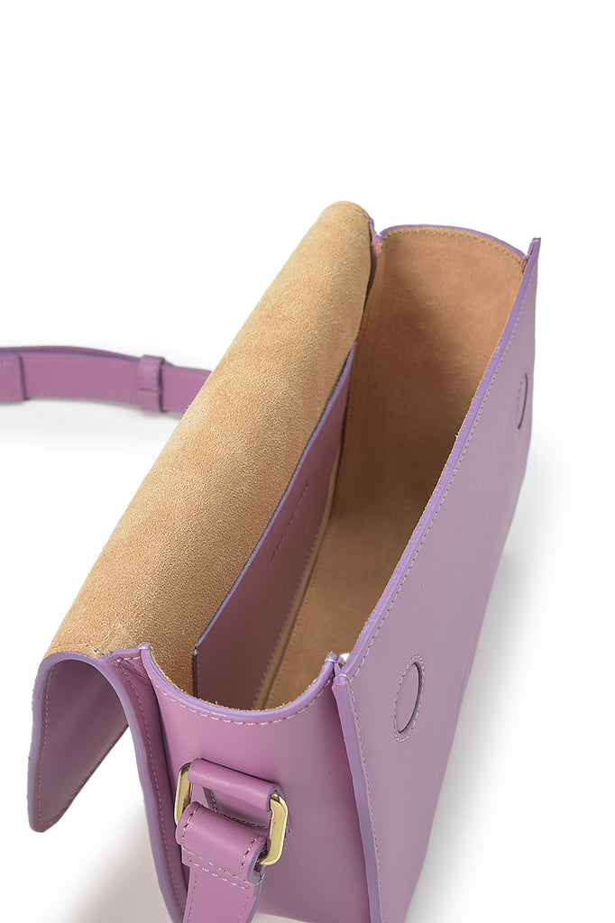 Interior de bolso mujer tipo bandolera rectangular con solapa de piel color malva Leandra made in Ubrique