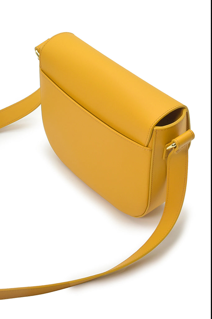 Detalle Bandolera de piel con solapa color amarillo mostaza Leandra made in Ubrique