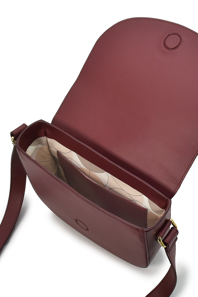 Bolso de piel bandolera burdeos con solapa Leandra fabricada en Ubrique España a la venta en leandrabrand.com