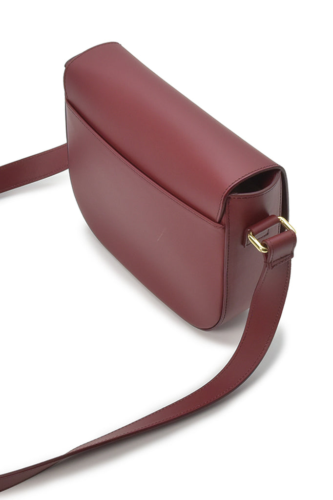 Bolso tipo bandolera de piel burdeos con solapa Leandra fabricada en Ubrique, España y a la venta en leandrabrand.com