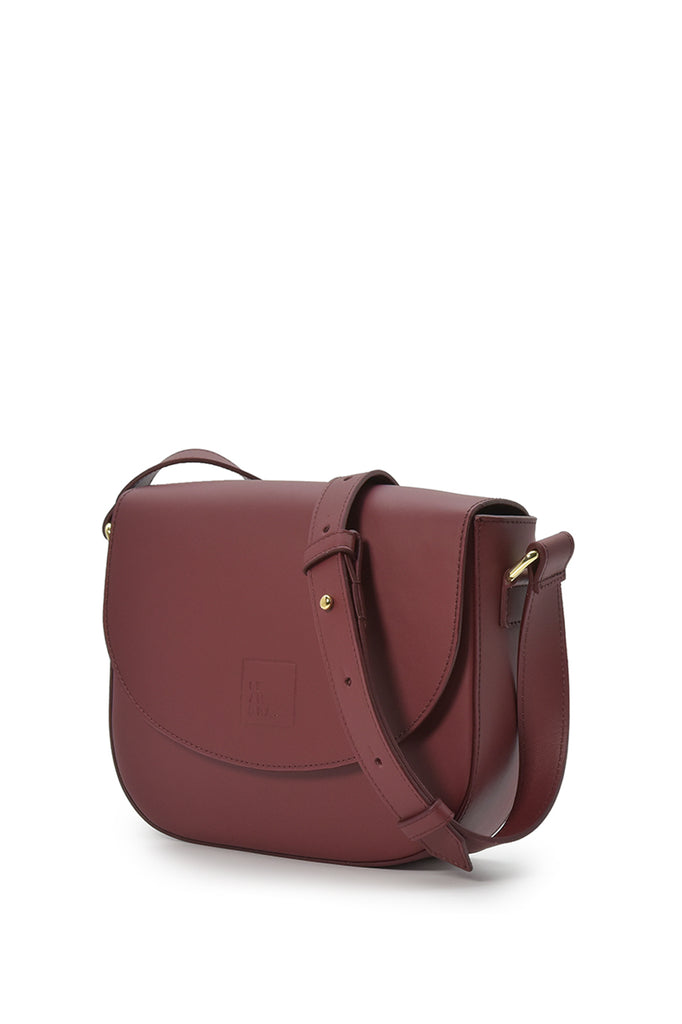 Bolso tipo Bandolera de piel color burdeos Leandra fabricada en Ubrique, España y a la venta en leandrabrand.com