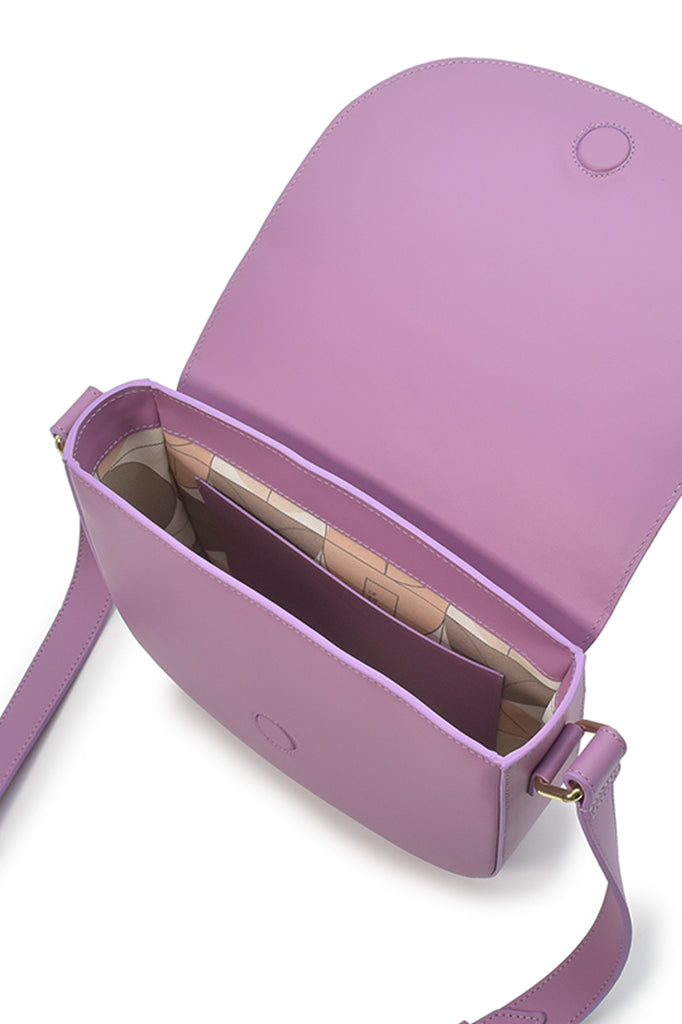 Detalle capacidad bolso de piel Leandra tipo bandolera con solapa color malva