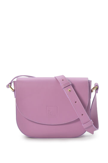 Bandolera malva de piel con solapa Leandra fabricada en España a la venta en leandrabrand.com