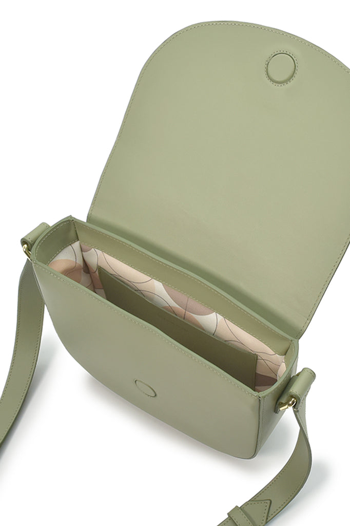 Bandolera de piel color verde con solapa  made in Spain Leandra