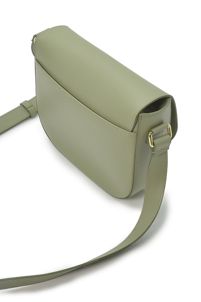 Bolso tipo bandolera con solapa de color verde Leandra  fabricada en Ubrique