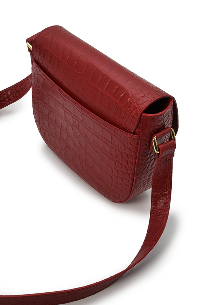 Bandolera con solapa de piel grabada en coco soft rojo Leandra fabricada en España