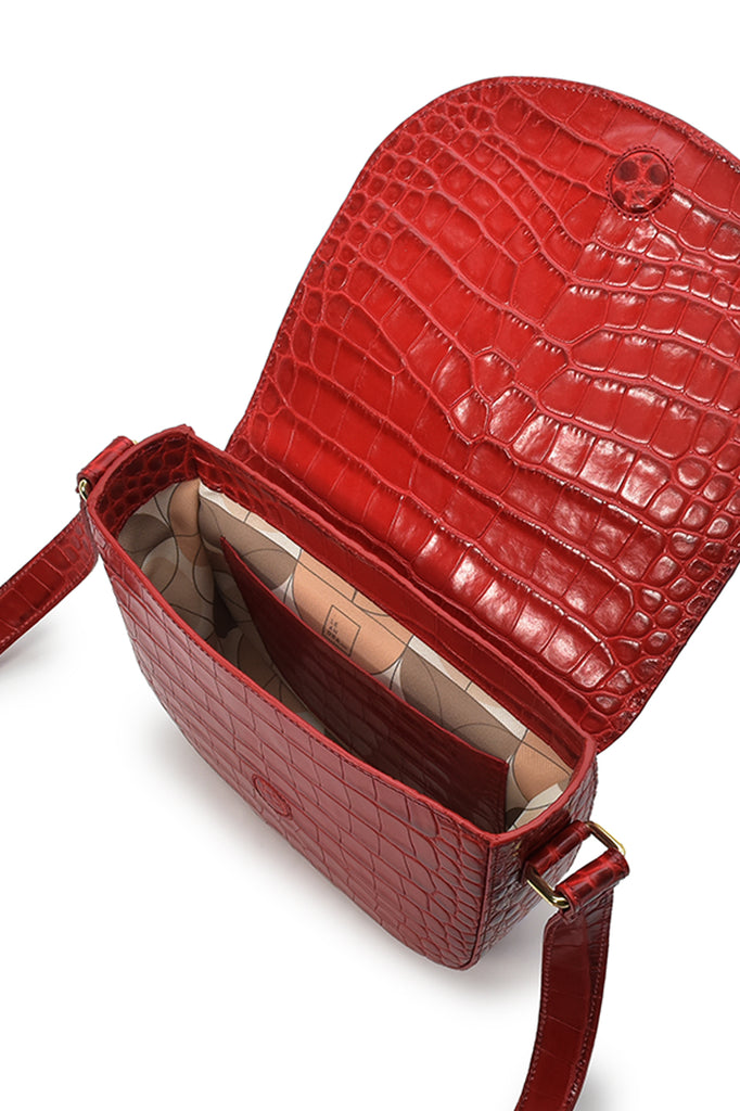 Bolso bandolera con solapa de piel grabada en coco rojo Leandra fabricada en España a la venta en leandrabrand.com