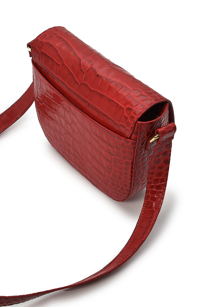 Bolso de piel tipo bandolera con solapa grabada en coco rojo Leandra fabricada en España a la venta en leandrabrand.com