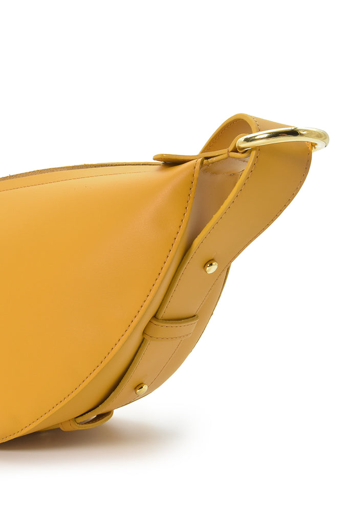 Bandolera multiposición riñonera y bolso de hombro color amarillo mostaza Leandra fabricada en Ubrique