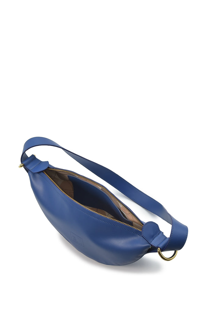 Bandolera media luna multiposición bolso hombro color azul klein Leandra detalle interior
