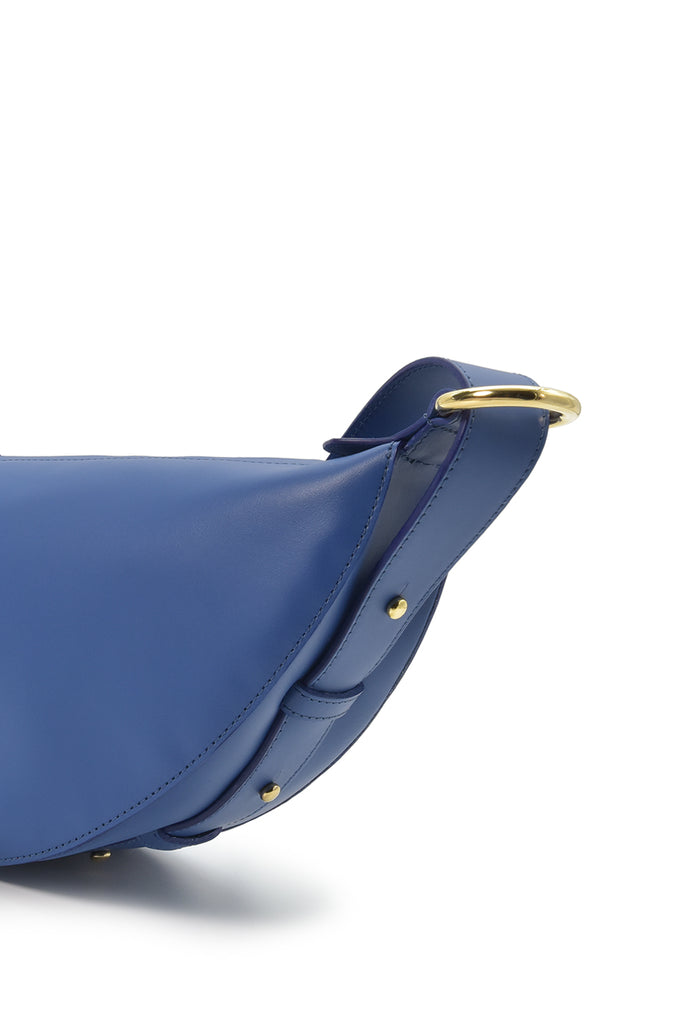 Bandolera media luna multiposición color azul klein Leandra detalle