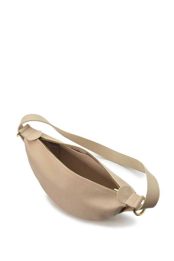 Bandolera multiposición tipo riñonera y bolso de hombro con forma de media luna de piel suave crema fabricada en España