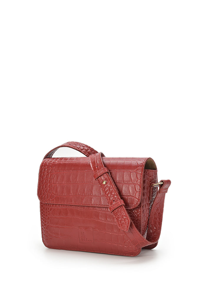 Bandolera con solapa cuadrada de piel grabada en coco rojo suave Leandra