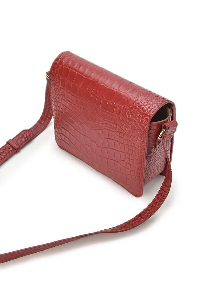 Bandolera con solapa cuadrada de piel grabada en coco rojo soft made in Ubrique Leandra